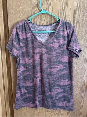 Rue21 Pink & Gray Camo V-Neck Short Sleeve Tee